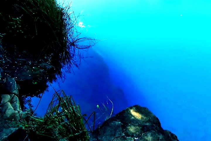 Sua cor intensa vem da profundidade e dos minerais das rochas calcárias.