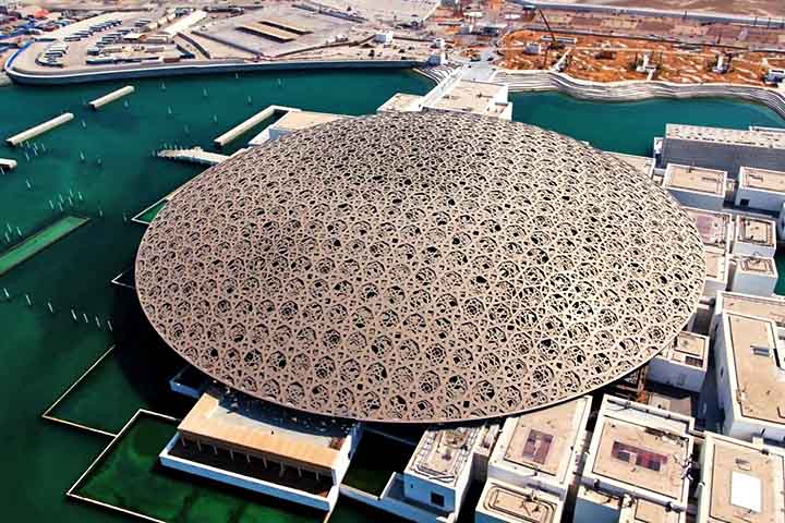 Por fim, o projeto de Jean Nouvel para o Louvre Abu Dhabi apresenta uma cúpula maciça que irradia luz solar para as galerias, um motivo inspirado em padrões árabes. 