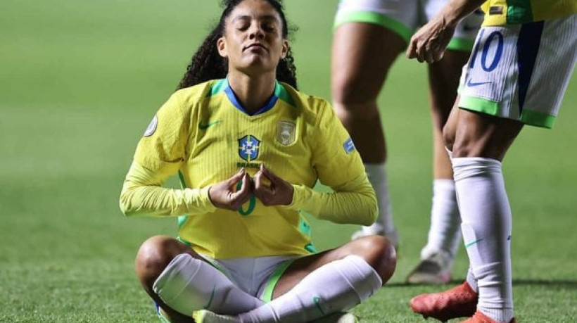 Lateral-esquerda marcou em cobranças de falta pela ponta direita na vitória por 4 a 1 sobre o Paraguai, que põe Seleção na semi da Copa América