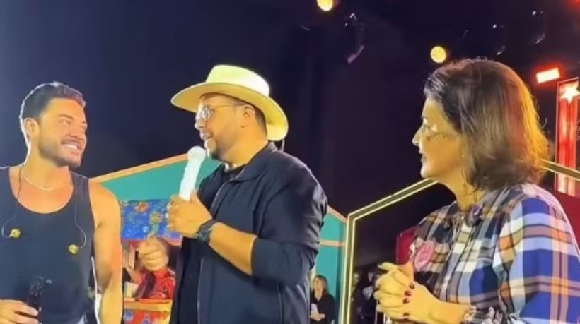 Cantor Wesley Safadão, deputado federal Thiago de Joaldo e prefeita Emília Corrêa no palco do Forró Caju 2025, anunciando 