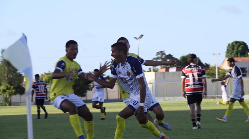 Atletas do Horizonte comemoram gol contra o Santa Cruz