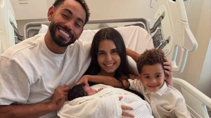 Filha do jogador nasceu em Manchester, nova cidade onde mora com a companheira Gabriela Cunha e Levi, de cinco anos