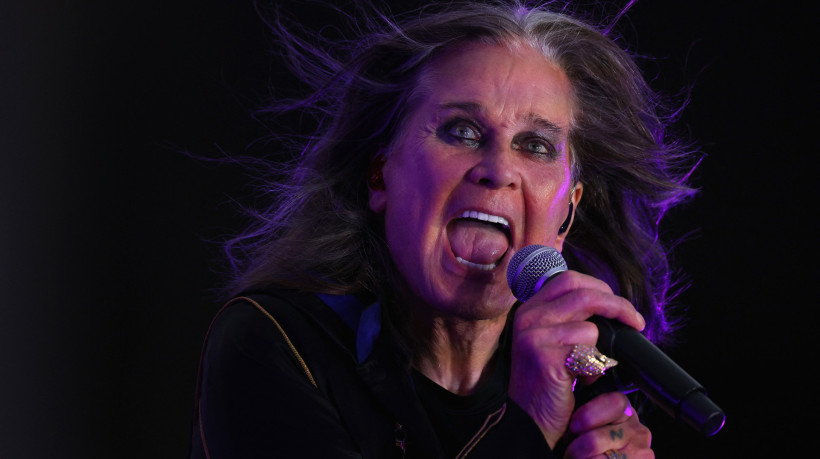 O músico Ozzy Osbourne se apresenta durante o intervalo do jogo da NFL entre o Los Angeles Rams e o Buffalo Bills no Estádio SoFi, em 8 de setembro de 2022, em Inglewood, Califórnia