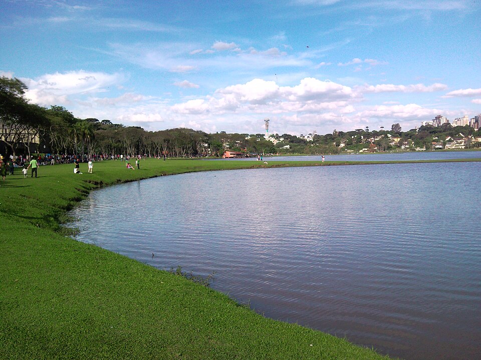 Localizado bem no centro de Curitiba, o Parque Barigui é um refúgio para a fauna paranaense e possui boa estrutura com quadras, churrasqueiras, quiosques, academia, restaurante e muito mais.