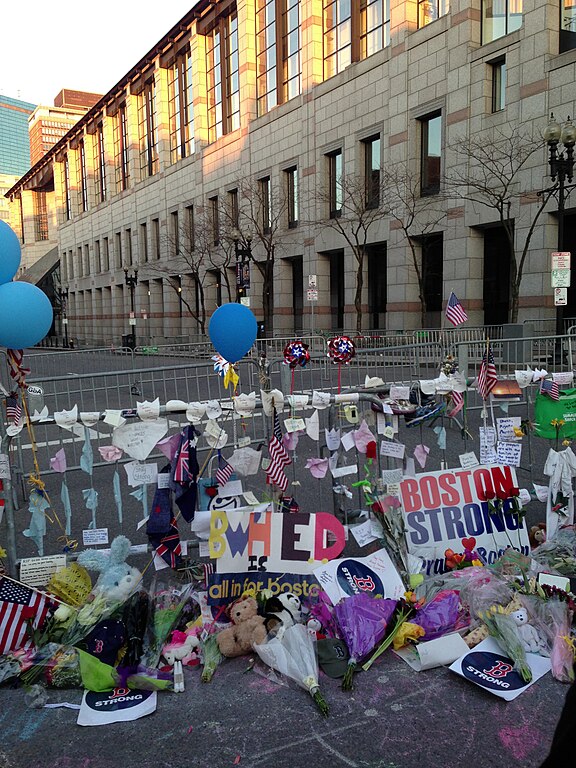 Poucos minutos depois, ocorreu uma explosão no local onde ele deveria estar. Os ataques resultaram na morte de três pessoas -- incluindo uma criança de oito anos -- e deixaram 176 feridos.