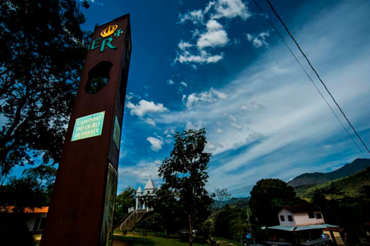 Paraty ainda se destaca por ser uma base estratégica para quem pretende conhecer a fundo a diversidade natural da Costa Verde. Trilhas de diferentes níveis de dificuldade conectam praias e mirantes, algumas delas passando por antigos trechos do Caminho do Ouro.