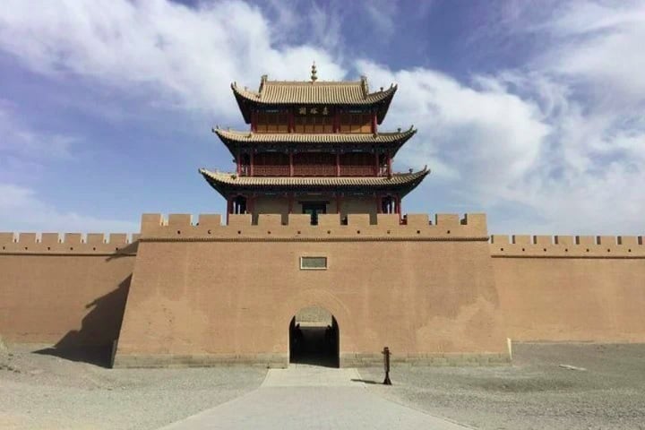 O Forte Jiayuguan, primeira fortaleza de fronteira no extremo oeste da Grande Muralha da dinastia Ming, é outro local histórico impressionante. 