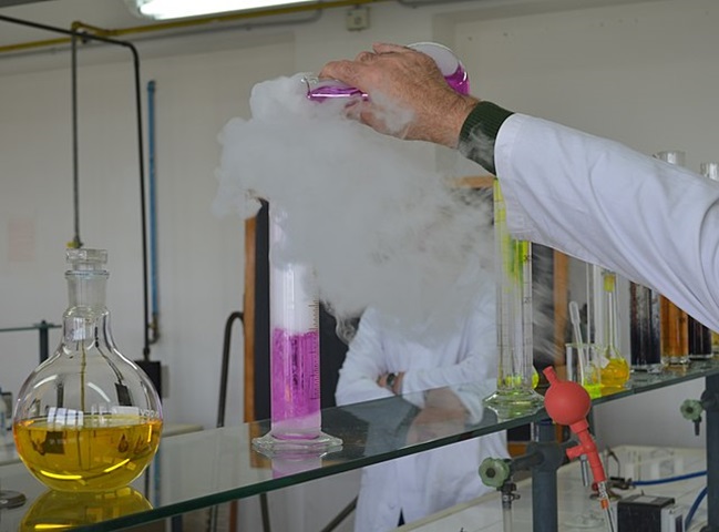 Para fazer gelo seco em casa, você precisa de tubos com CO2 engarrafado, um adaptador (como de pneu de bicicleta) para abrir os tubos do gás CO2 e liberá-lo aos poucos. Então, com a outra mão, solta o gás passando por um pano limpo, que formará cristais de gelo seco aderidos ao tecido. 