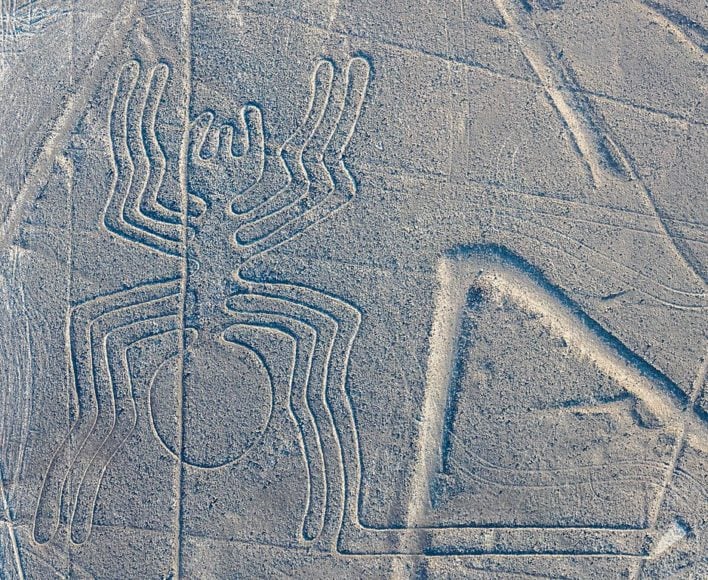 Linhas de Nazca: As linhas de Nazca são um conjunto de figuras geométricas e desenhos gigantes, criado entre os anos 500 a.C. e 500 d.C., que se estendem por cerca de 80 quilômetros na região de Nazca, no Peru.