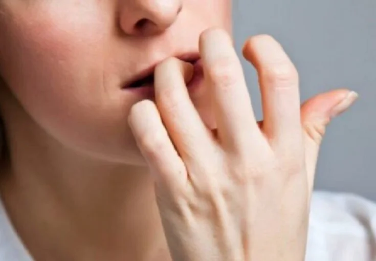 Ele também atua no sistema nervoso central. Desse modo, problemas de memória, aumento da ansiedade e do estresse, confusão mental e alucinações também são sinais da deficiência desse nutriente.