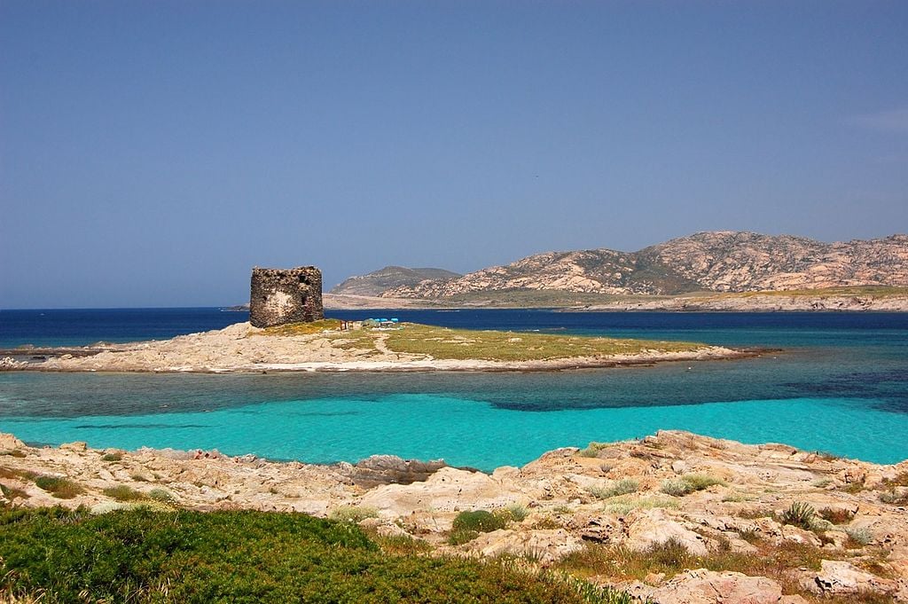 4ª – Situada na região da Sardenha, na Itália, a ‘Praia de La Pelosa’ é apontada como a mais bonita das redondezas, graças às suas águas na cor azul turquesa, que são calmas. Para conservá-la como um ‘paraíso’, as autoridades limitam a circulação de pessoas.