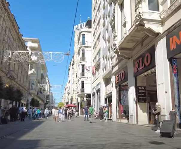 Rua Istiklal (İstiklal Caddesi) - Uma das ruas mais famosas de Istambul, Istiklal Caddesi é uma avenida vibrante repleta de lojas, restaurantes, galerias e edifícios históricos. Durante o século XIX, era o centro cultural e comercial da cidade.
