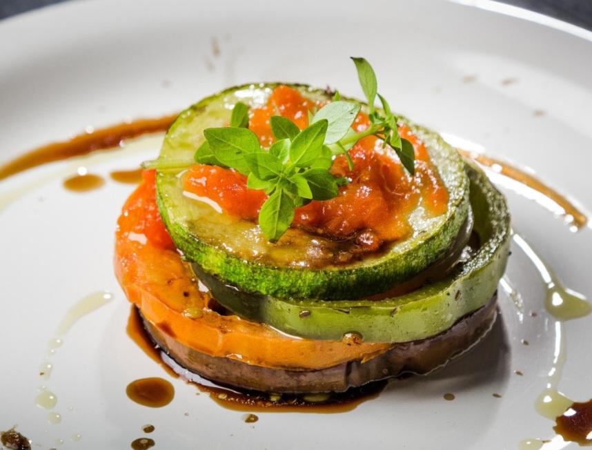 Como tem um gosto muito suave, a abobrinha é muito versátil e pode ser consumida crua ou cozida em sopas, saladas ou acompanhamento de pratos de carne ou peixes