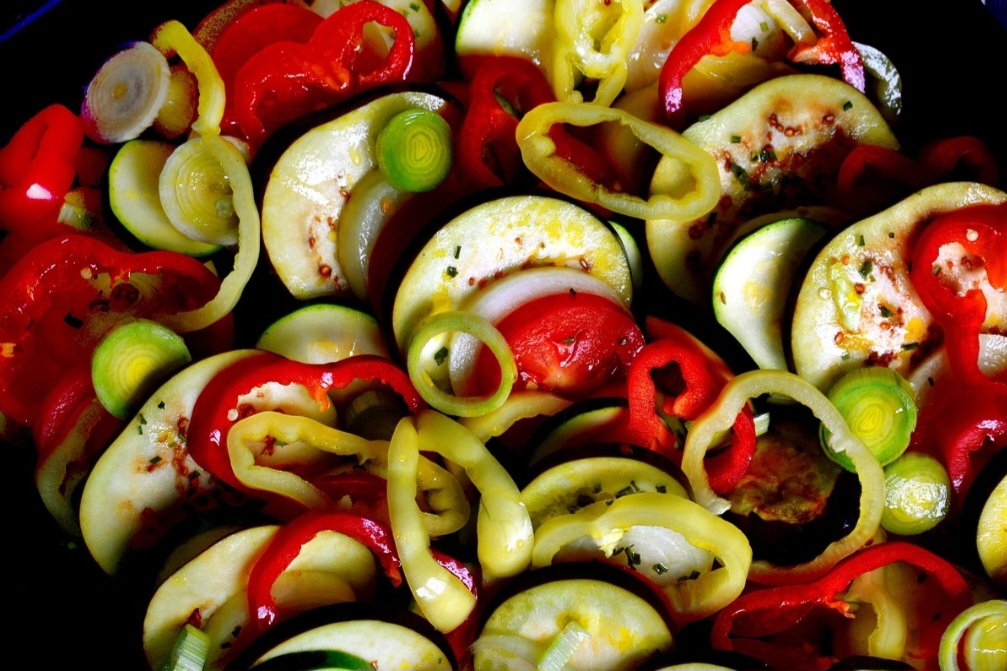 Comer a abobrinha com casca facilita o funcionamento do intestino, pois este legume tem uma grande quantidade de água e também de fibras.