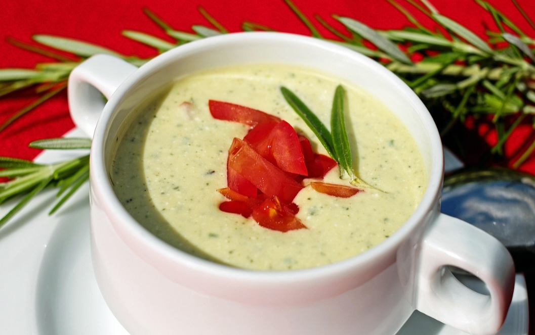 Da mesma maneira que outros legumes, a abobrinha pode ser consumida de forma mais líquida, através de um saboroso caldo.