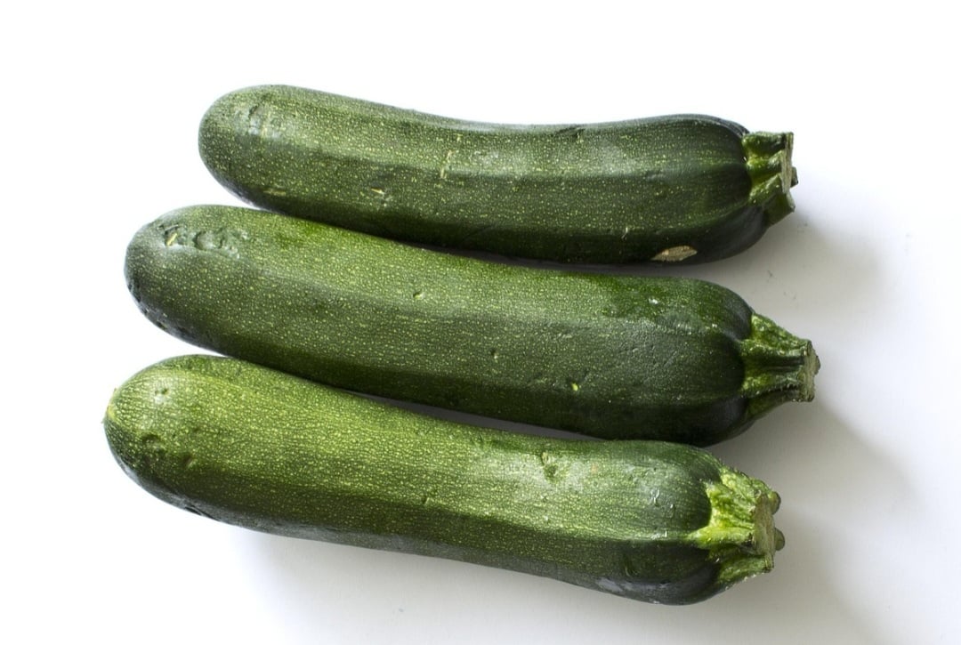 Conhecida também como courgette, jerimum-mirim ou zucchin, a abobrinha pode ser consumida em lasanhas, macarrões e outras receitas. Com um sabor neutro, ela pode não ser apreciada por algumas pessoas, mas traz inúmeros benefícios à saúde.