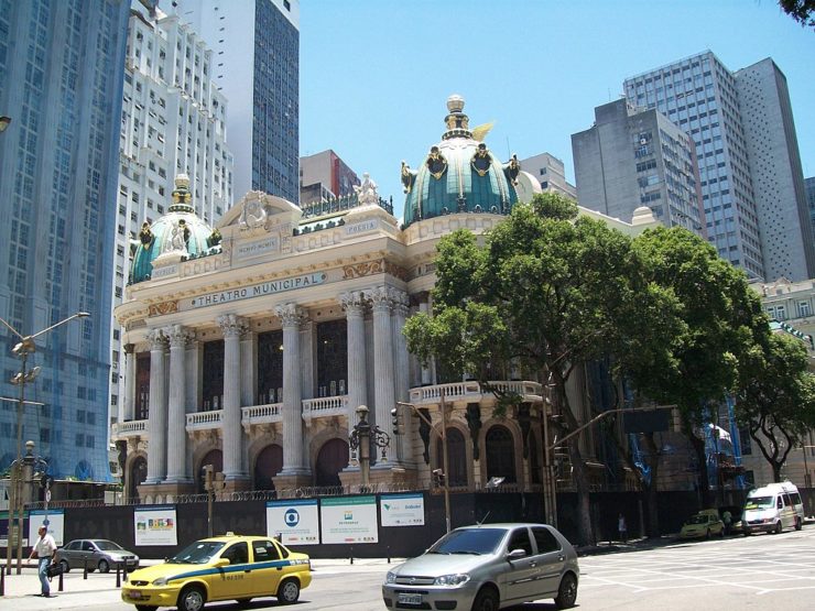 Estacionou e viveu: Em janeiro de 2012, Ana Luisa Lima, assessora da presidência do Theatro Municipal do Rio de Janeiro, escapou por pouco de um desabamento. Enquanto trabalhava no prédio principal, houve um estrondo e fumaça oriundos do desabamento de três edifícios na Avenida 13 de maio.