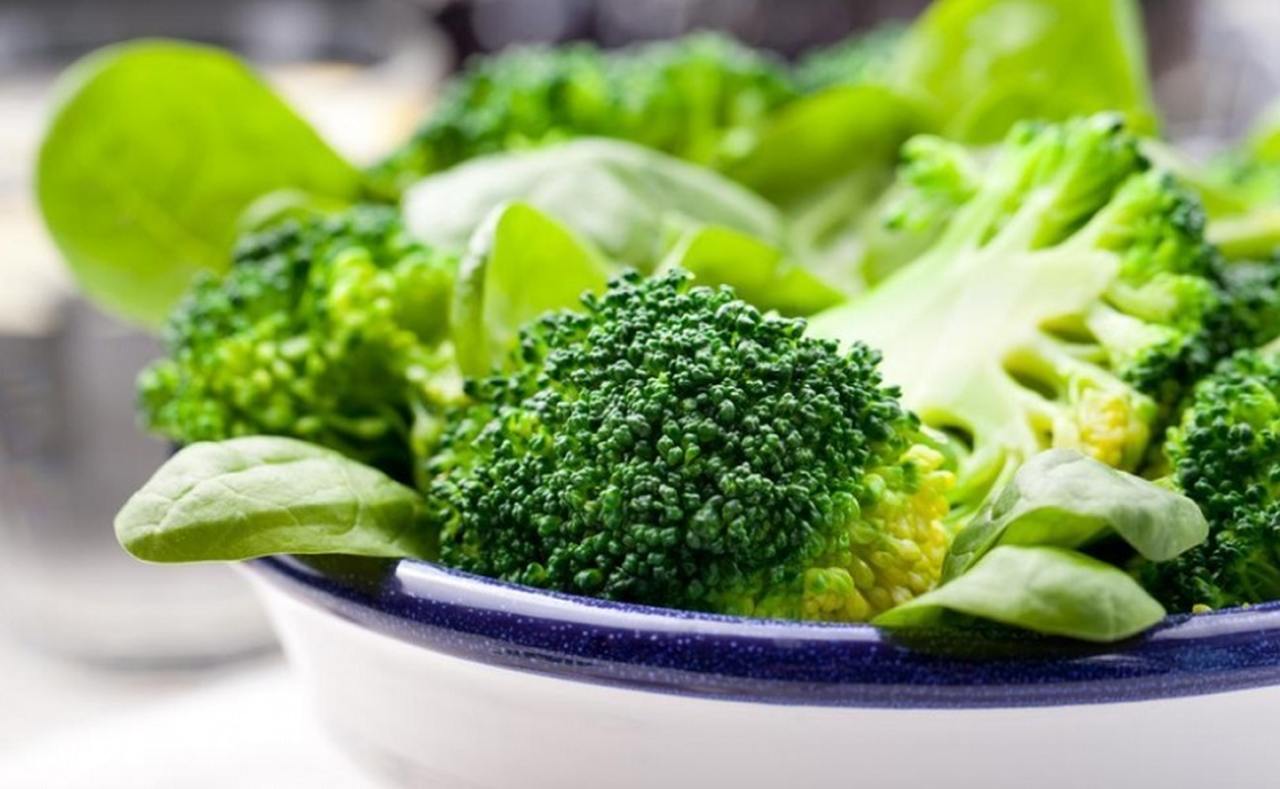 Um copo de leite no café da manhã, uma porção de feijão no almoço, um iogurte no período da tarde e uma salada com vegetais de folhas verde-escuras no jantar. Esses são exemplos de refeições que trazem consigo a riqueza do cálcio para o organismo. 