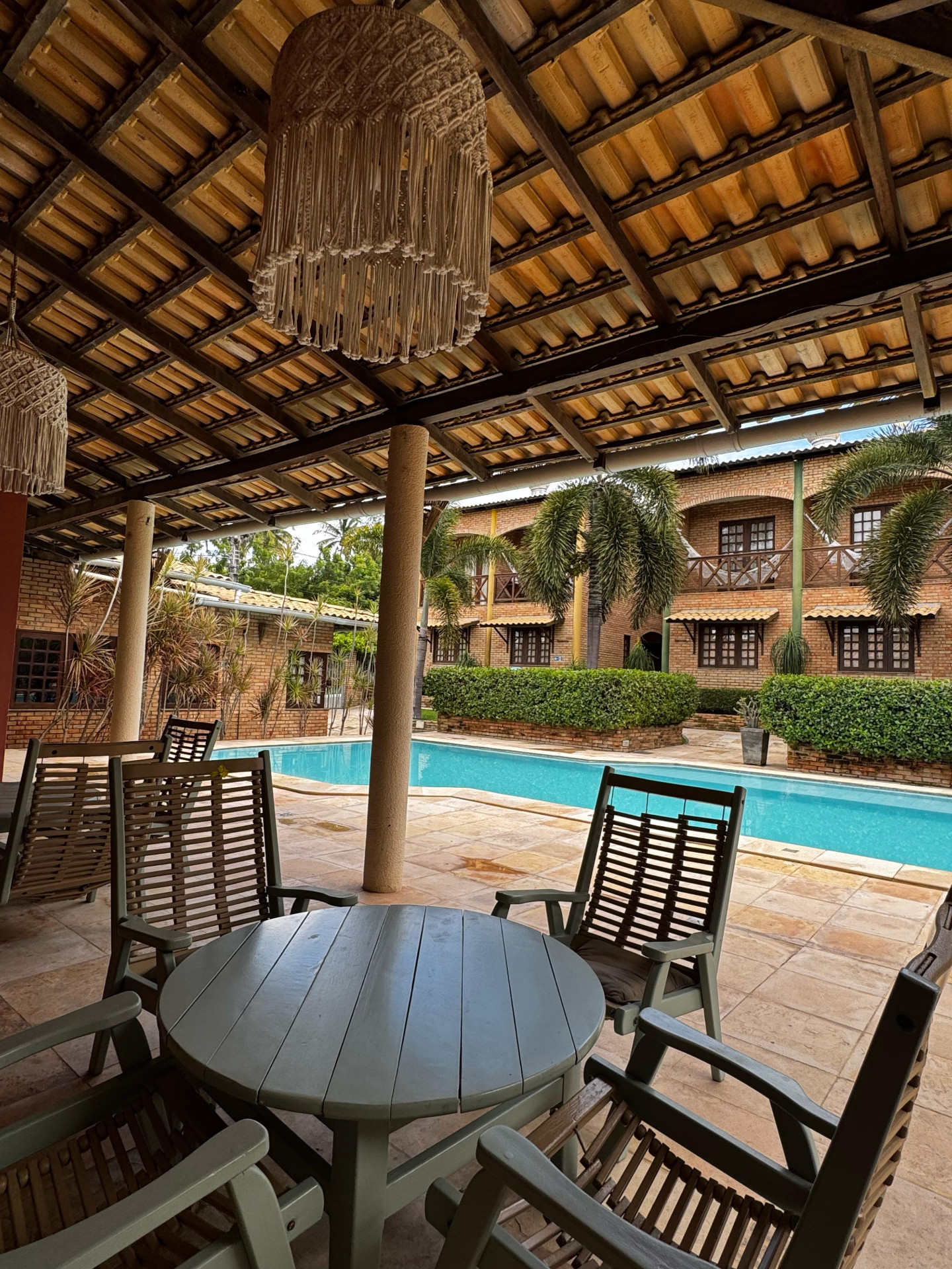 A estrutura inclui piscina com deck, restaurante próprio aberto para o público geral, estacionamento coberto com carregador para carro elétrico, Wi-Fi, serviço de quarto e ambiente pet friendly