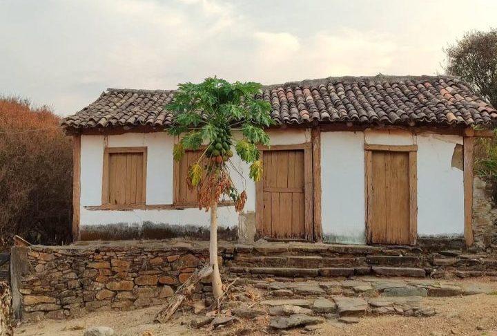 Esse povoado já foi uma das vilas mais desenvolvidas de Goiás e chegou a ser capital do império brasileiro por um dia, quando D. Pedro II pernoitou na região.