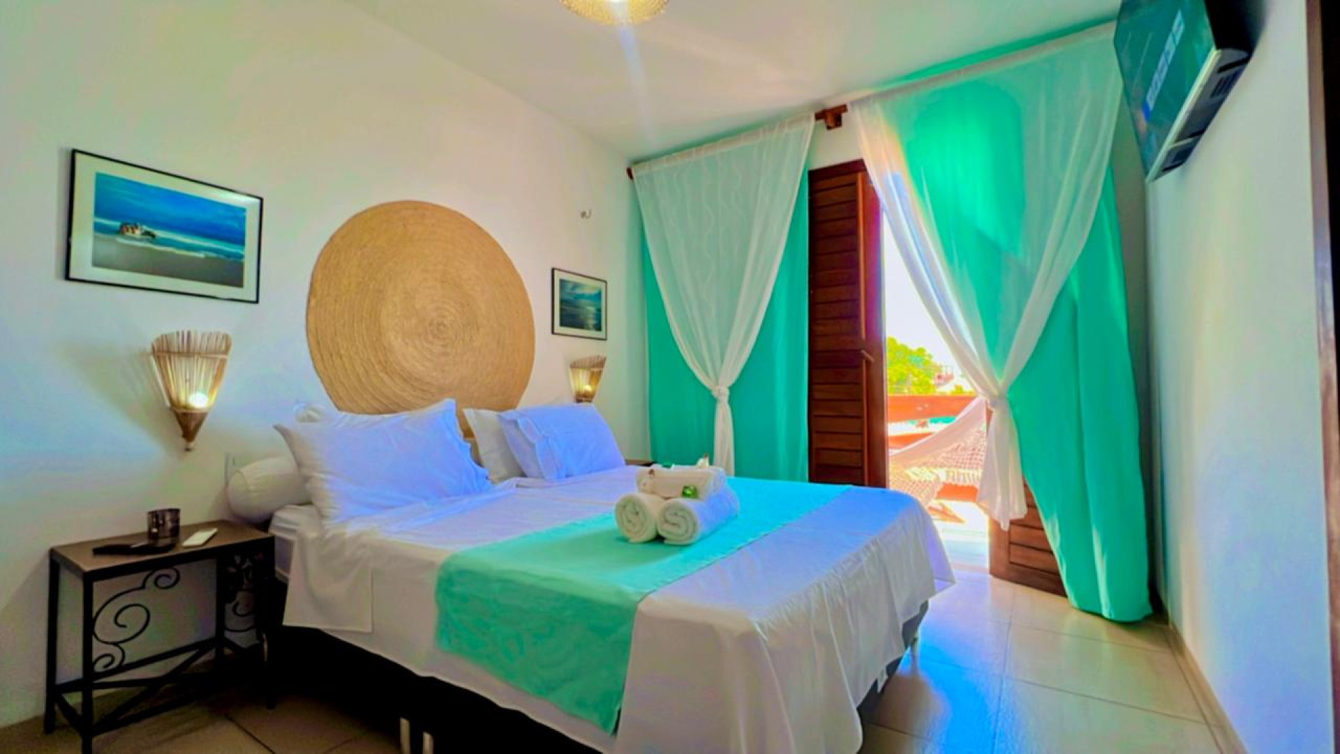 A estrutura inclui piscina, área de lazer com churrasqueira e bar, suítes equipadas com ar-condicionado, chuveiro aquecido por energia solar, escrivaninha, TV Smart, frigobar, e camas confortáveis