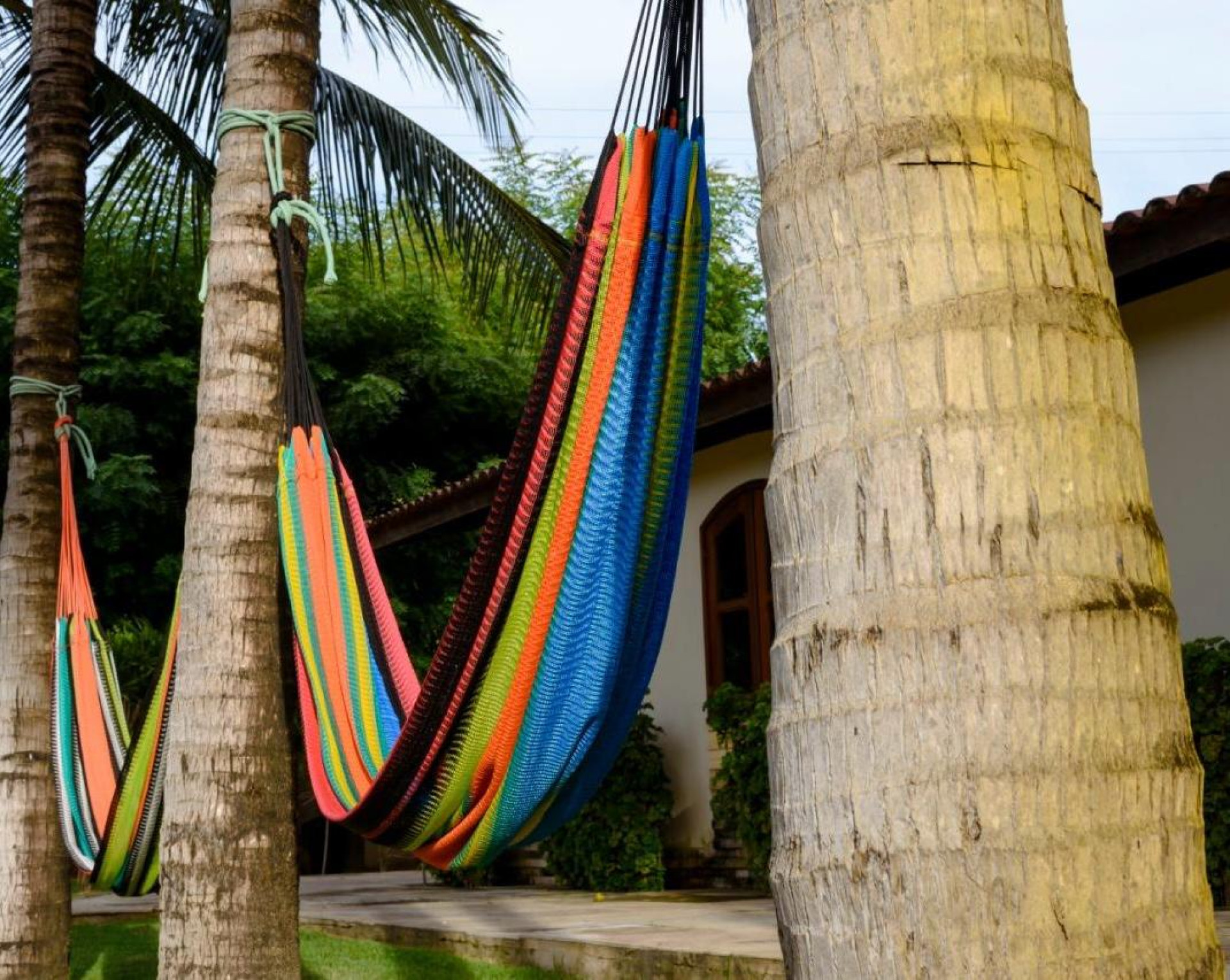 A estrutura inclui piscina com deck, restaurante próprio aberto para o público geral, estacionamento coberto com carregador para carro elétrico, Wi-Fi, serviço de quarto e ambiente pet friendly