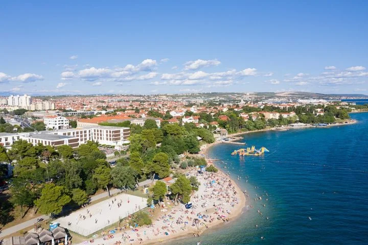 Além de marcos históricos muito relevantes, Zadar possui um belo litoral, com algumas das mais belas praias do país. Na foto, a praia de Kolovare. 