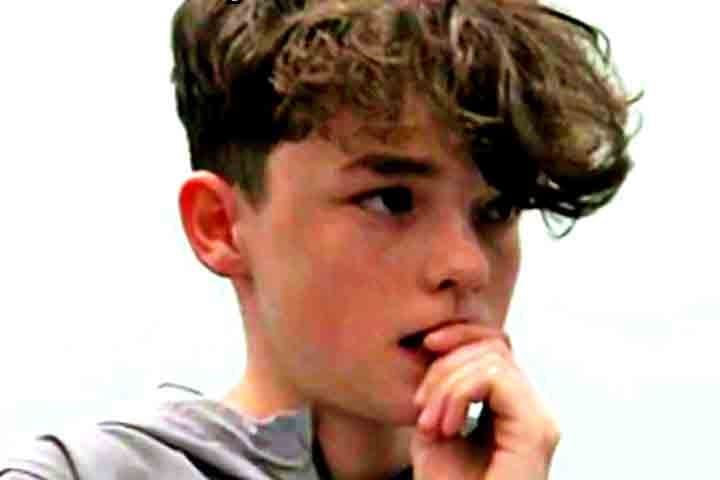 O jovem ator britânico, de apenas 15 anos, nunca havia trabalhado profissionalmente na área antes e, até poucos anos atrás, sua maior ambição era se tornar jogador de futebol.