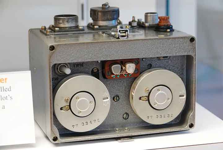 Novos avanços na tecnologia de gravação estão tornando as caixas-pretas mais sofisticadas. A integração de tecnologia de comunicação em tempo real e maior capacidade de armazenamento permite uma coleta mais eficiente e detalhada de dados.