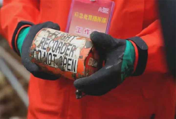 A recuperação das caixas-pretas pode ser desafiadora devido às condições do local do acidente e aos danos aos dispositivos. Equipamentos especializados e técnicas de recuperação são empregados para encontrar e extrair os dispositivos de forma eficaz.