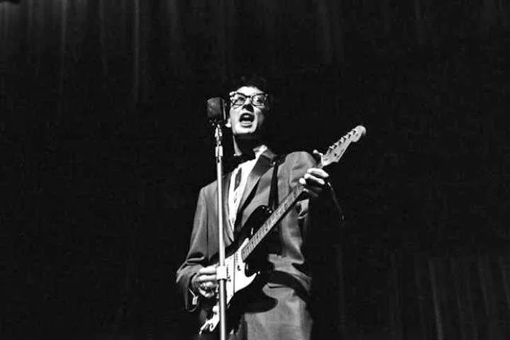 No entanto, no final de 1958, Holly decidiu seguir carreira solo e se mudar para Nova York, onde passou a trabalhar de forma independente, gravando novas músicas, algumas delas mais intimistas, como Peggy Sue Got Married e Learning the Game.