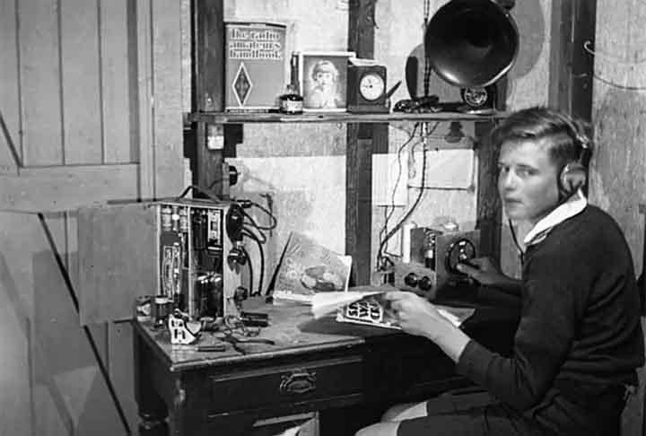 A análise dos dados das caixas-pretas resultou em melhorias significativas na segurança da aviação. Mudanças em procedimentos, treinamento e design de aeronaves são frequentemente baseadas nas descobertas obtidas a partir dessas análises.