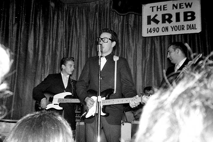 Durante a turnê, as condições de viagem eram bastante difíceis, com o grupo enfrentando ônibus desconfortáveis e uma onda de frio intenso. A viagem estava sendo extenuante e o tempo ruim estava prejudicando ainda mais o andamento da turnê.