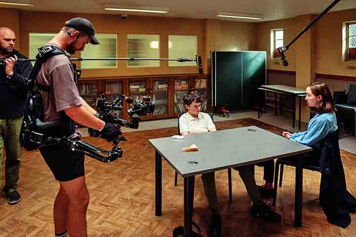 Nos bastidores de Adolescência, a produção chegou a contratar uma psicóloga para acompanhá-lo devido à intensidade das cenas. No entanto, ele demonstrou leveza e tranquilidade ao lidar com a pressão.