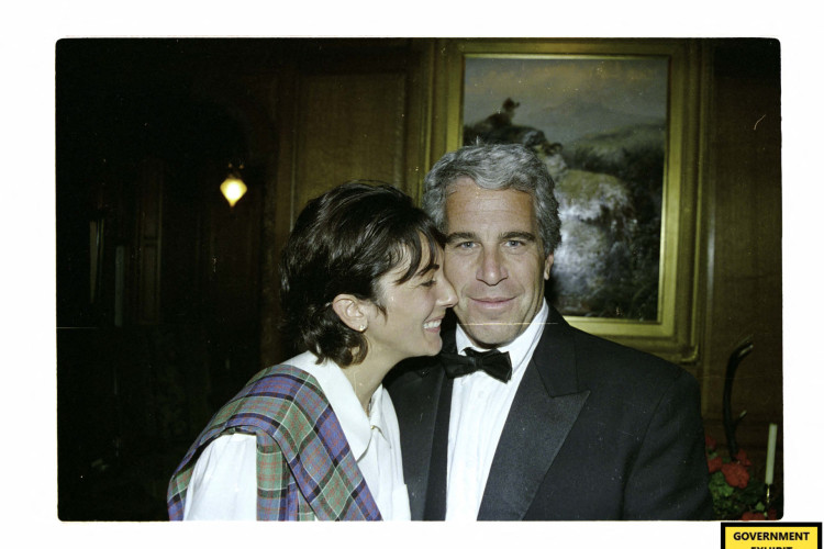 Esta imagem de prova de julgamento, obtida em 8 de dezembro de 2021 pelo Tribunal Distrital dos EUA para o Distrito Sul de Nova York, mostra a socialite britânica Ghislaine Maxwell e o financista americano Jeffrey Epstein