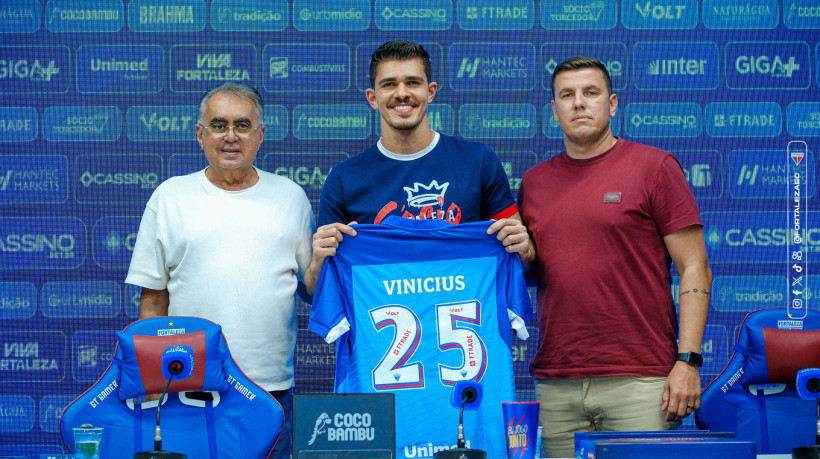 No lance de empate do Corinthians, o goleiro ainda fez uma boa defesa, mas sofreu o tento no rebote