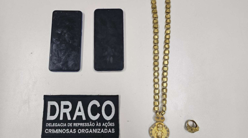 Joias e celulares foram apreendidos com o MC preso nesta quarta-feira, 23, na Messejana, acusado de cantar músicas em apologia a facção