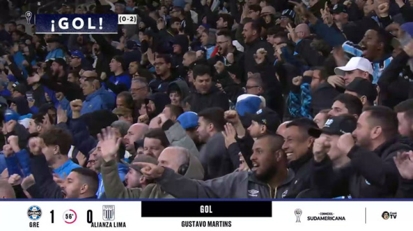 Gustavo Martins ganha no alto e abre o placar para o Grêmio na CONMEBOL Sudamericana