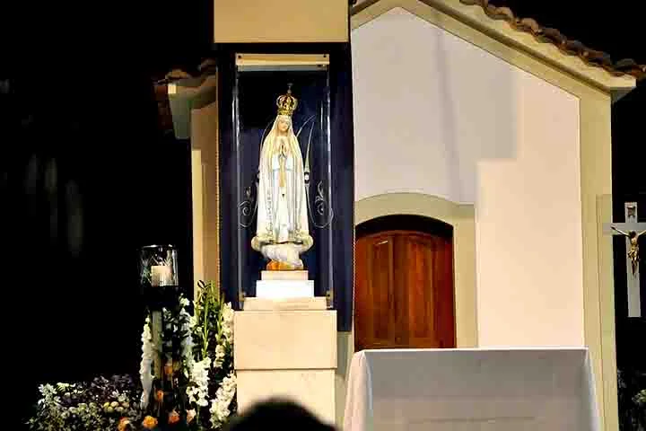 Segundo os relatos das crianças, uma senhora mais brilhante que o sol surgiu e se apresentou como a “Senhora do Rosário”. Ela teria pedido que as crianças voltassem ao mesmo local nos meses seguintes, sempre no dia 13.