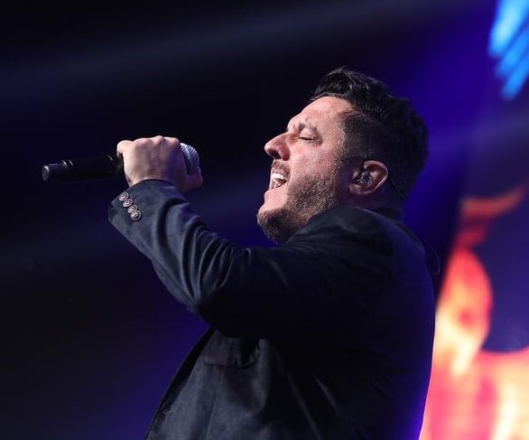 Bruno: Antes de formar a dupla com Marrone, o artista trabalhou em uma farmácia, que era de seu pai. Ele também já cantava e tinha o sonho de se tornar cantor, chegando a tocar em bares e eventos agropecuários antes do reconhecimento nacional. 