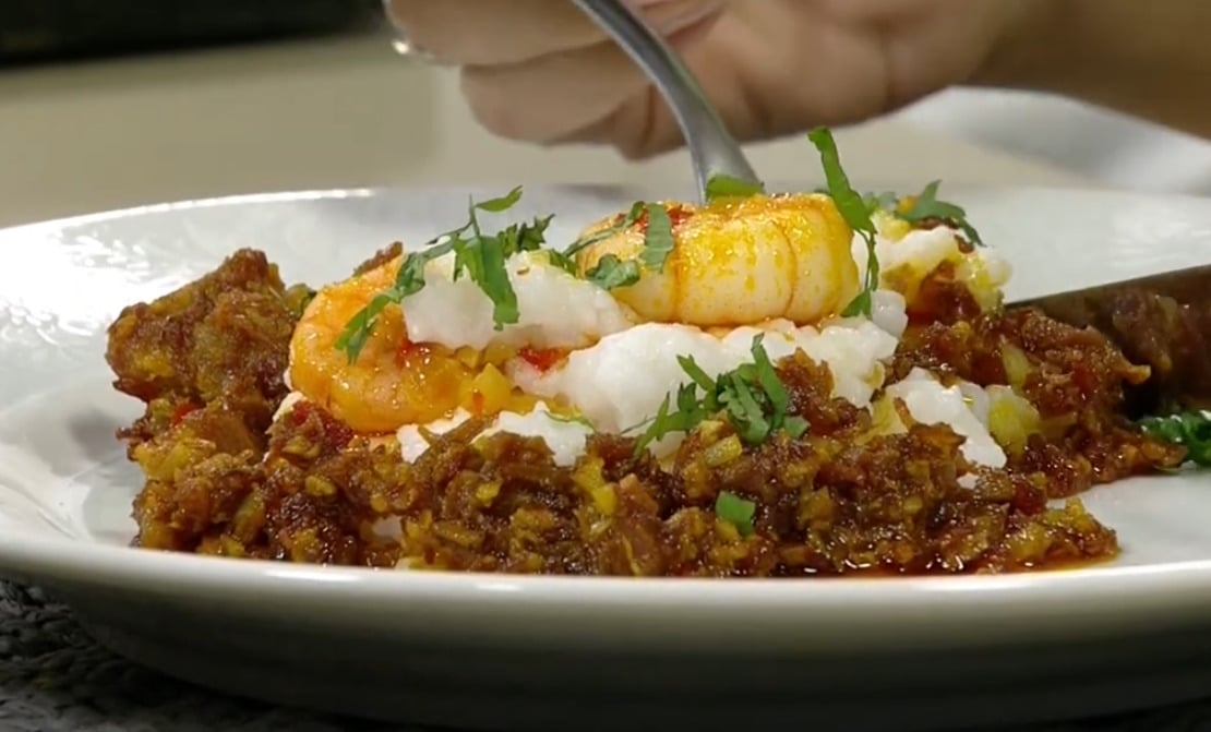 Arroz de hauçá: Um prato de origem africana preparado com arroz branco, carne seca e leite de coco, tendo uma textura cremosa e sabor delicado. É um dos pratos favoritos de Salvador. Calorias: cerca de 190 kcal.