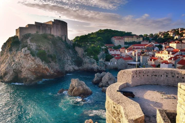 Essa união harmoniosa entre a paisagem natural deslumbrante e as encostas milenares fazem do litoral de Dubrovnik um ponto de passagem e atracação de navios. 