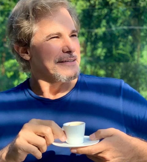 Edson Celulari: Antes de receber seu primeiro papel como ator, aos 20 anos, Celulari trabalhou na padaria de seu tio em São Paulo e foi corretor de imóveis. 