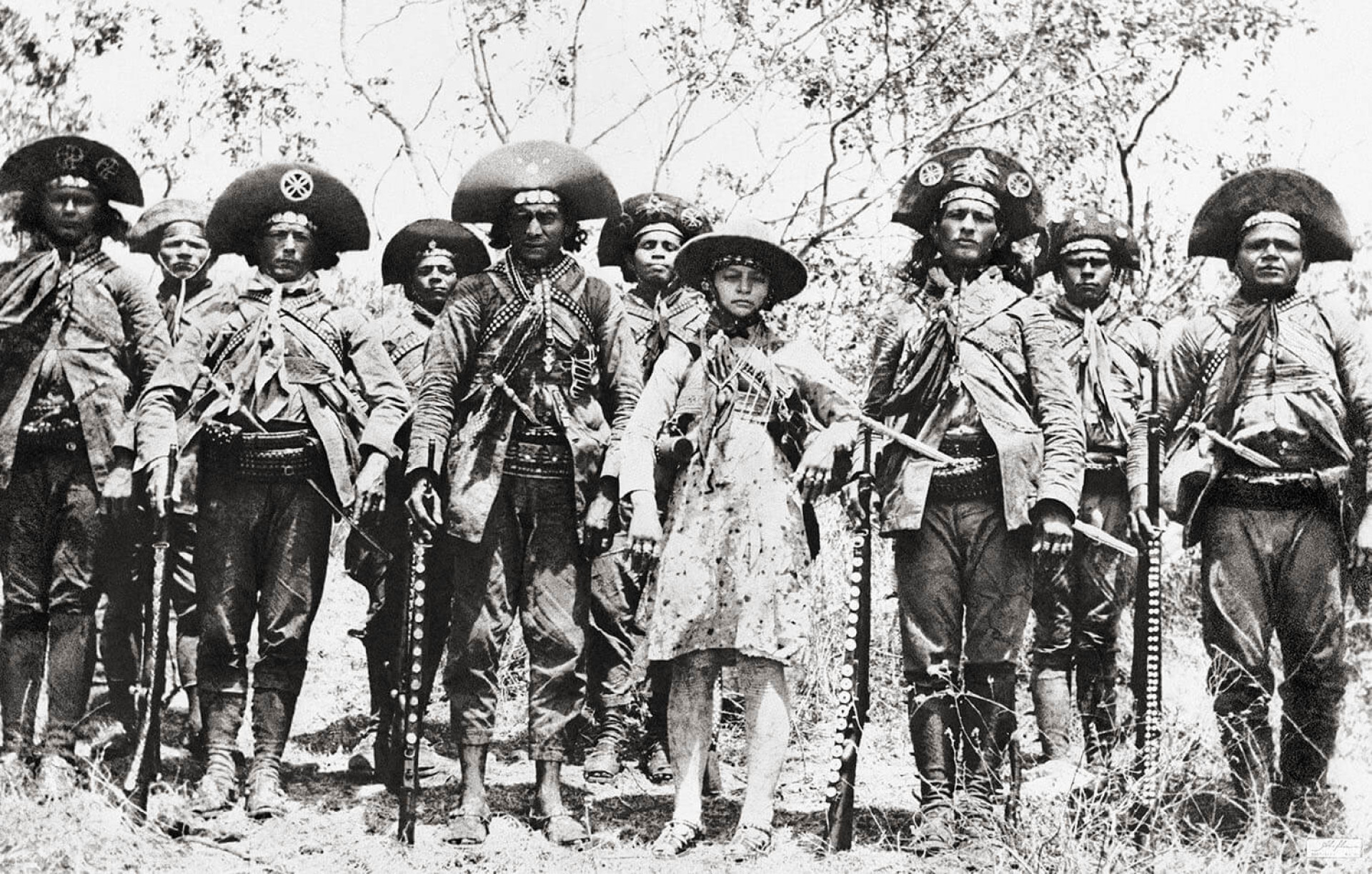 Lampião, Maria Bonita e bando de cangaceiros (Foto: Benjamin Abrahão/Acervo Instituto Moreira Salles (IMS)
)