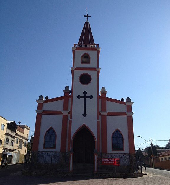 A Igreja Matriz de Santa Cruz, construída no século 18, é um dos principais pontos de referência e atração da cidade, representando a forte influência da fé católica na região.
