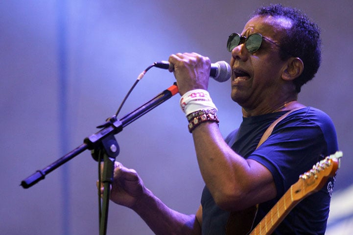 Jorge Benjor: Bom de bola, o cantor tentou a carreira de jogador de futebol e chegou a atuar na base do Flamengo, mas resolveu seguir na música, tornando-se um dos maiores astros da MPB.