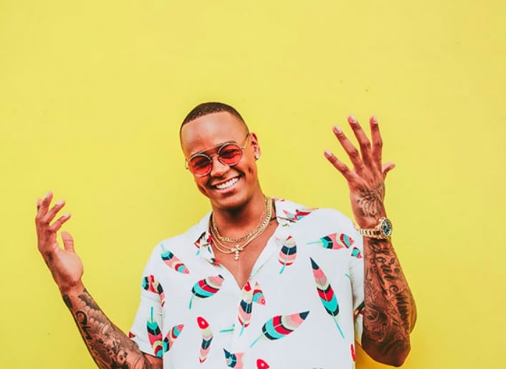 Léo Santana: O cantor baiano trabalhou como vendedor de frango assado na praia e fazendo coquetéis em bares. Além disso, foi auxiliar de cabeleireiro e chegou a montar sua própria barbearia. 