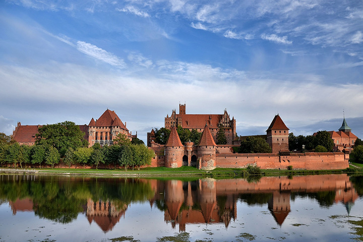 Castelo de Malbork – Malbork, Polônia - Construído pela Ordem dos Cavaleiros Teutônicos, uma ordem católica romana alemã. Fica a 60 km de Gdansk. Tem o Castelo Alto, um antigo convento; o Médio, com habitações dos criados; e o Baixo, para armamentos. 