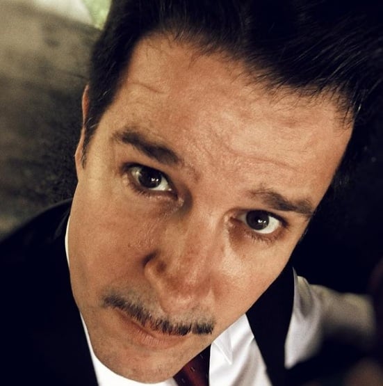 Murilo Benício: Antes de aparecer constantemente na televisão como ator de diversas novelas, o artista foi para os Estados Unidos tentar a vida e chegou a trabalhar tanto de garçom como entregador de pizza. 