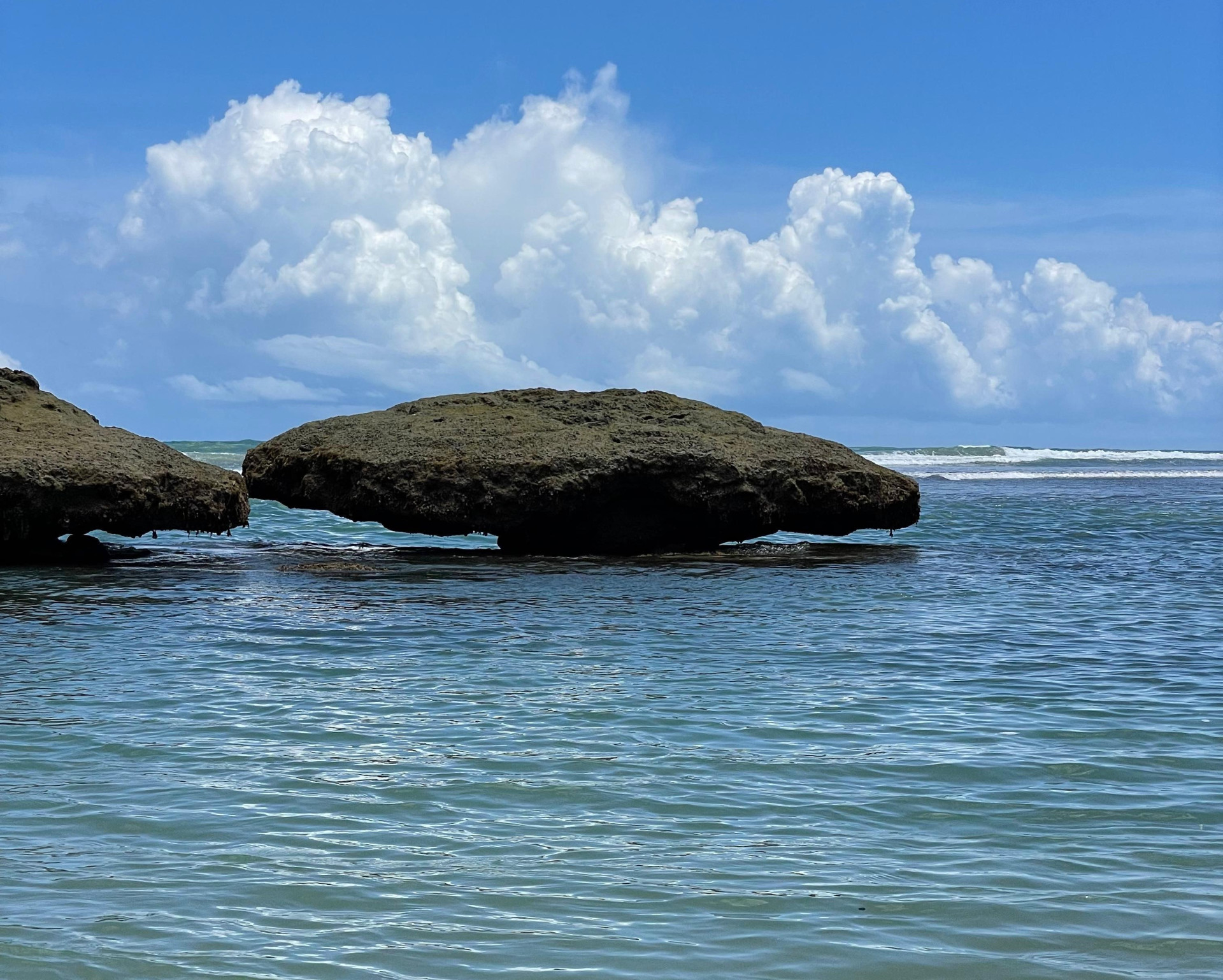 A Praia da Pedra Redonda est&aacute; localizada a 7,5 km do centro de Paracuru  